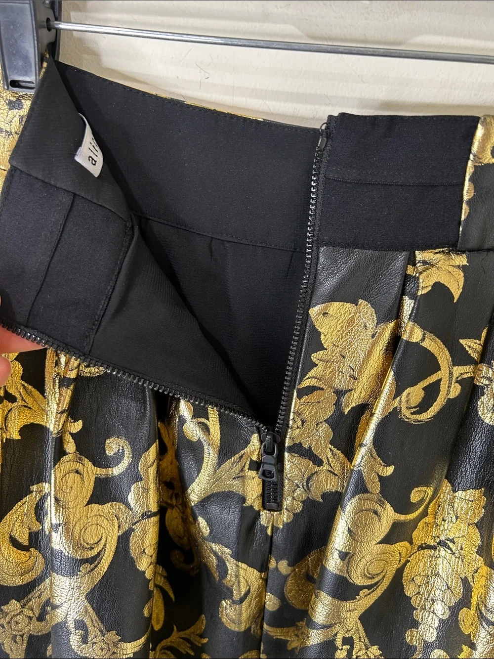 ALICE + OLiVIA Fizer Faux Leather Gold and Black Skirt Size 2